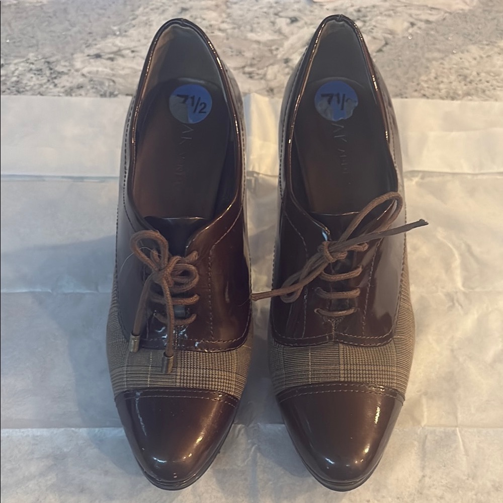 Anne Klein Brown Lace-Up Oxford Shoes Size 7.5